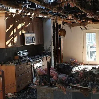 One Hat Restoration & Board Up Picture 4