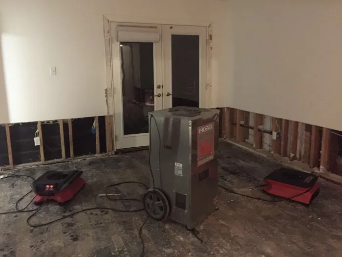24/7 Water Damage Restoration Service Picture 7